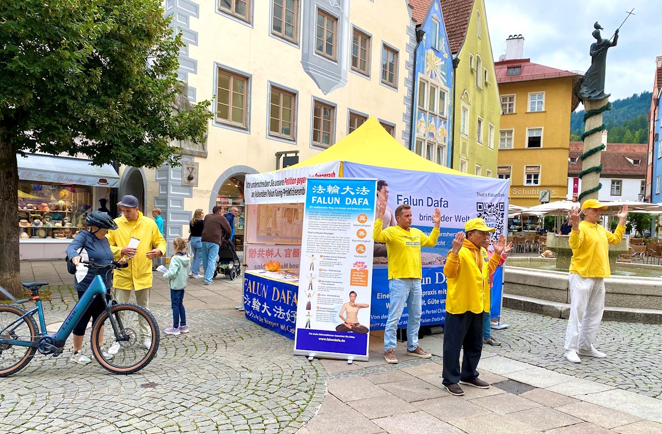 Image for article Alemanha: Visitantes de Füssen, local de valor histórico, recebem informações sobre o Falun Dafa