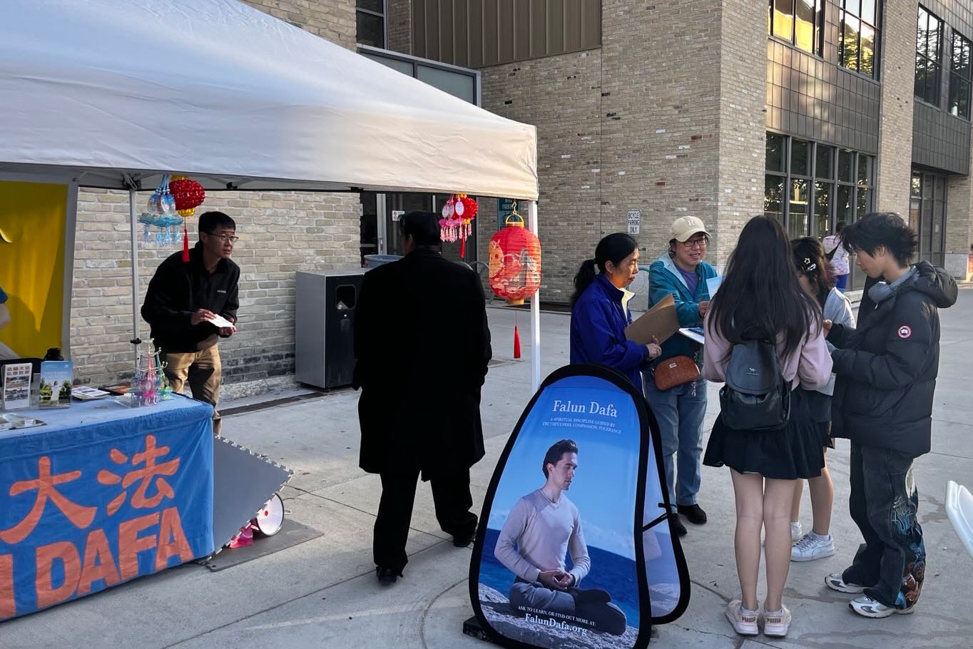 Image for article Canadá: Equipe de tambores de cintura formado por praticantes do Falun Dafa lidera o desfile comunitário durante o Festival das Lanternas em Winnipeg