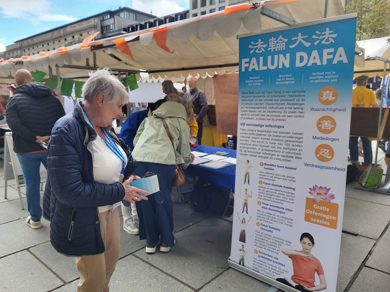 Image for article Ghent, Bélgica: As pessoas assinam petição pedindo o fim da perseguição ao Falun Dafa pelo regime comunista chinês