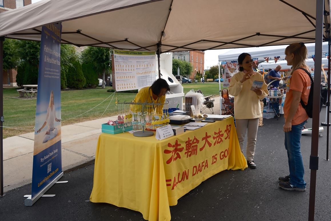 Image for article Norte do Estado de Nova York: Apresentação do Falun Dafa na Feira de Rua de Canajoharie
