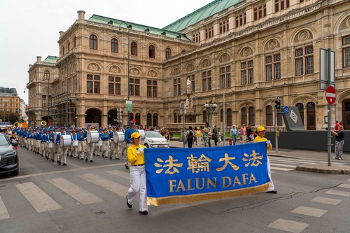 Image for article Áustria: Público condena a perseguição durante eventos em Viena para apresentar o Falun Dafa