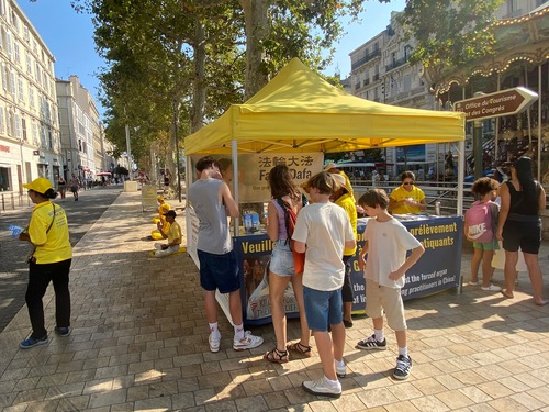Image for article França: Eventos em cidades costeiras promovem a conscientização sobre perseguição ao Falun Gong