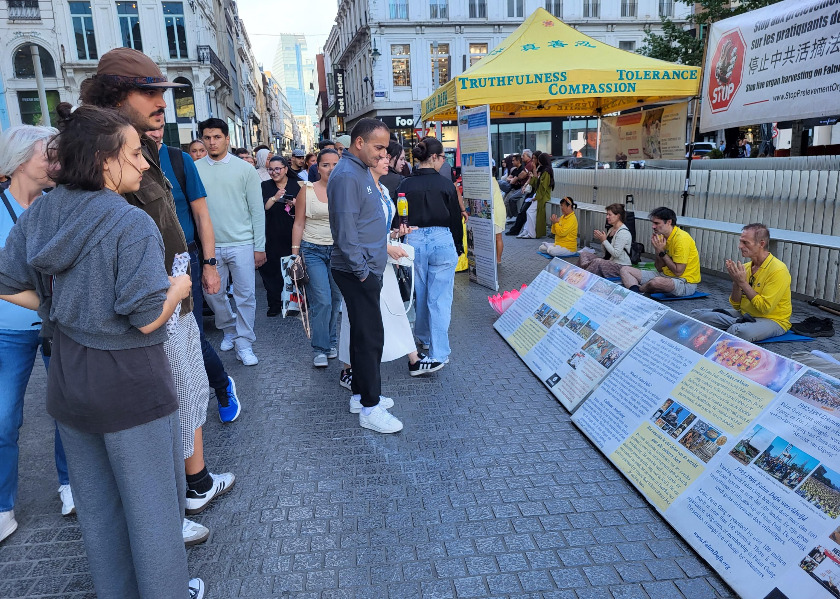 Image for article ​Bélgica: Pessoas condenam a perseguição ao Falun Dafa durante evento em Bruxelas