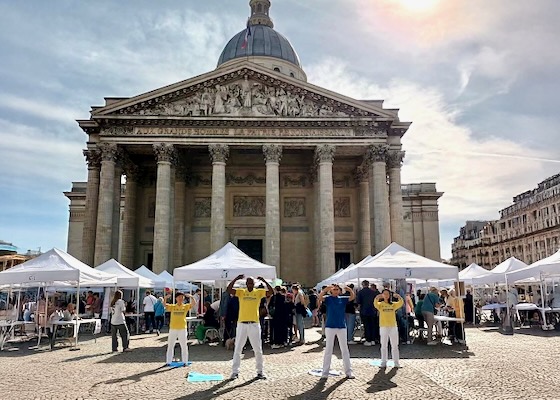 Image for article ​França: Apresentando o Falun Dafa em vários fóruns de associações em Paris
