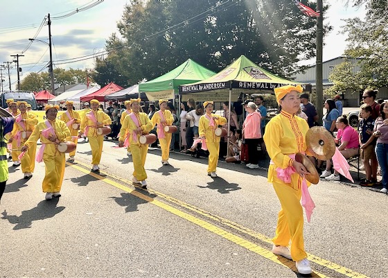 Image for article ​Maryland, EUA: Apresentando o Falun Dafa no Desfile e Celebração do Dia de Poolesville