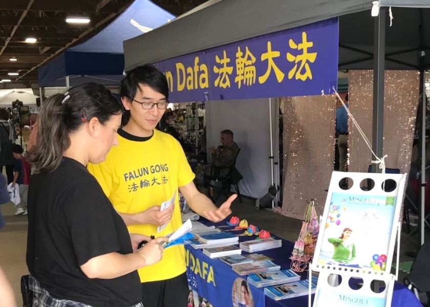 Image for article ​Massachusetts, EUA: Apresentando o Falun Dafa na Feira dos Três Condados em Northampton