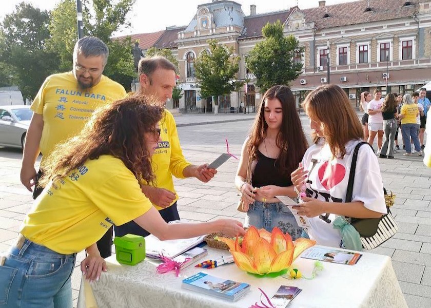 Image for article ​Pessoas condenam a perseguição em eventos para apresentar o Falun Dafa na Romênia