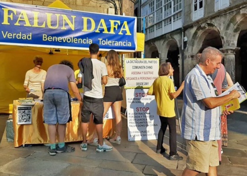 Image for article Espanha: Pessoas aprendem sobre o Falun Dafa em famoso local turístico
