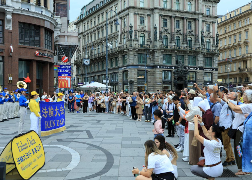 Image for article Áustria: Multidão em Viena aprecia apresentação musical e aprende sobre o Falun Dafa