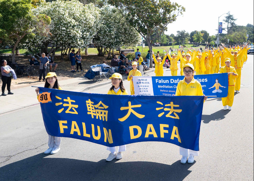 Image for article Califórnia: Os praticantes do Falun Gong alegram o Desfile Newark Days
