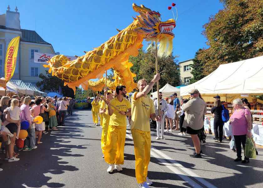 Image for article Polônia: Os princípios do Falun Dafa são elogiados no Festival da Colheita