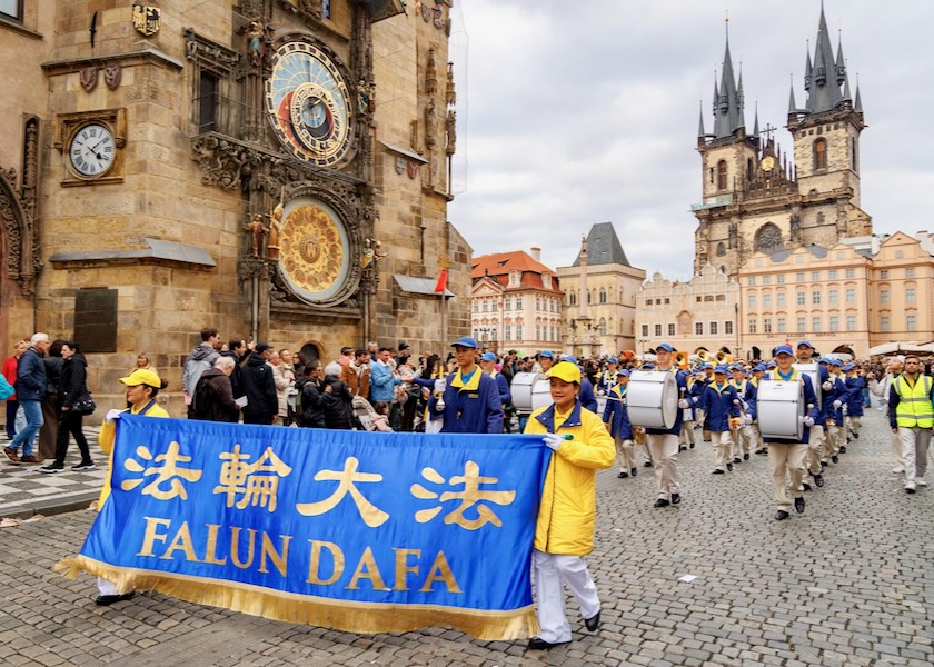 Image for article República Tcheca: As pessoas louvam o Falun Dafa durante desfile em Praga