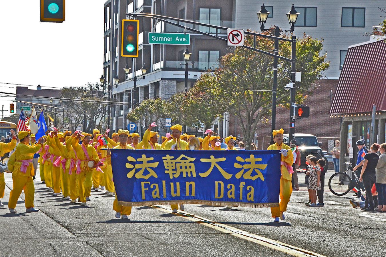 Image for article Seaside Heights, Nova Jersey: Grupo do Falun Dafa se apresenta no Desfile do Dia de Colombo, celebrando a liberdade e a herança