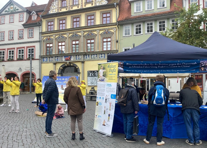 Image for article ​Erfurt, Alemanha: Pessoas aprendem sobre o Falun Dafa e pedem proteção à liberdade de crença