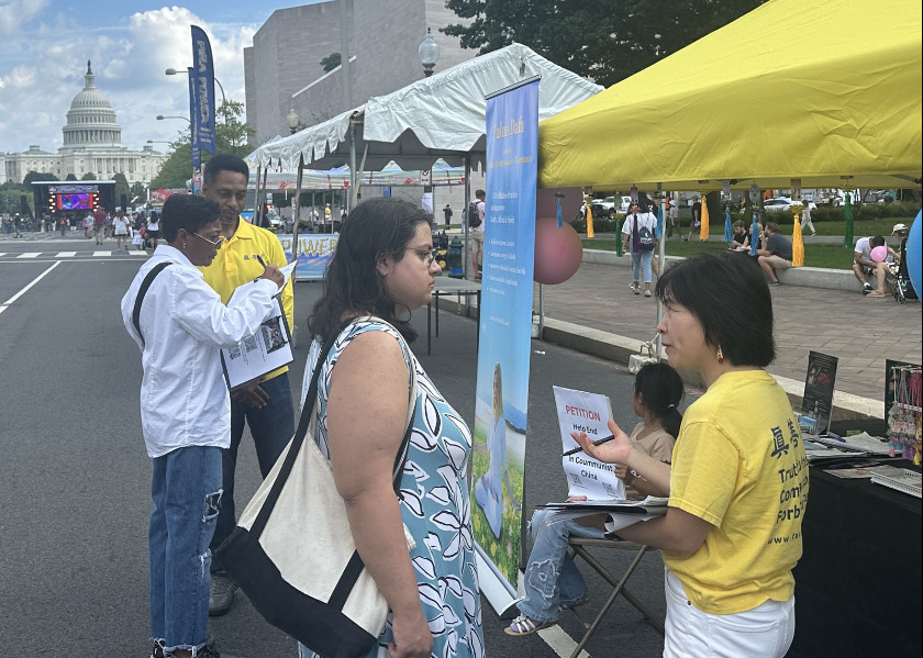 Image for article ​Washington DC: Apresentando o Falun Dafa na Fiesta DC