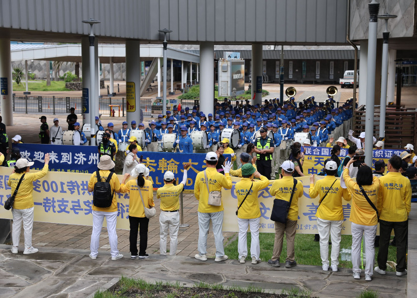 Image for article Ilha de Jeju, Coreia do Sul: Divulgação do Falun Dafa aos turistas chineses