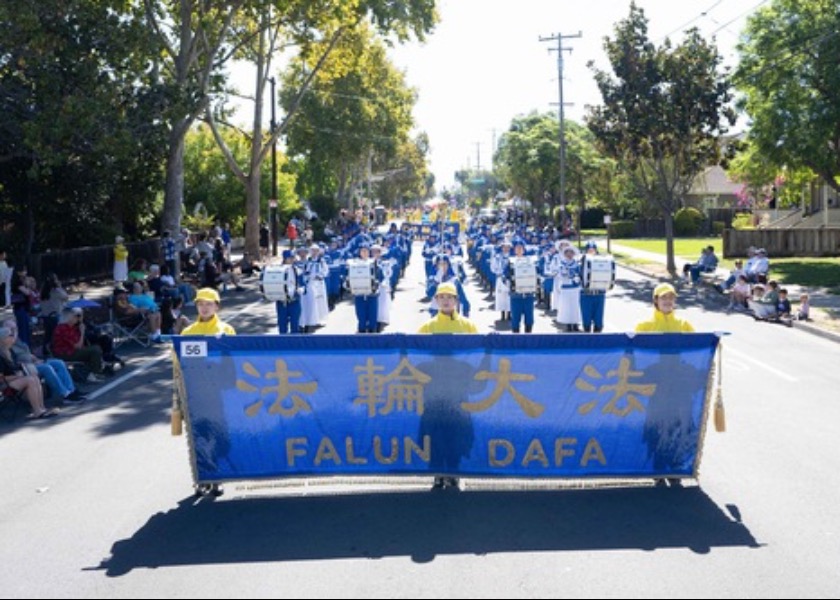 Image for article Califórnia, EUA: Os praticantes do Falun Dafa participam do Desfile dos Campeões de Santa Clara