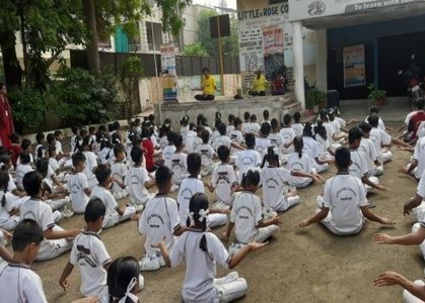 Image for article 4.500 alunos, professores e funcionários de 16 escolas na Índia dão as boas-vindas ao Falun Dafa