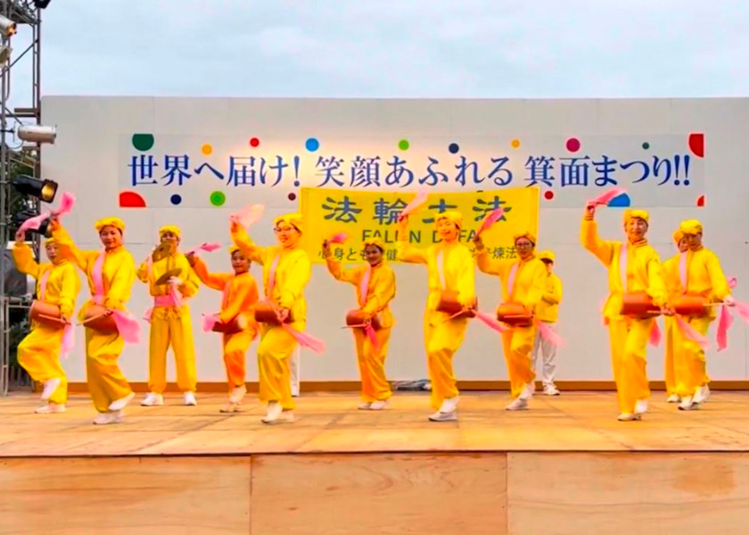 Image for article Japão: Equipe de tambores de cintura do grupo Falun Dafa se apresenta em dois festivais comunitários