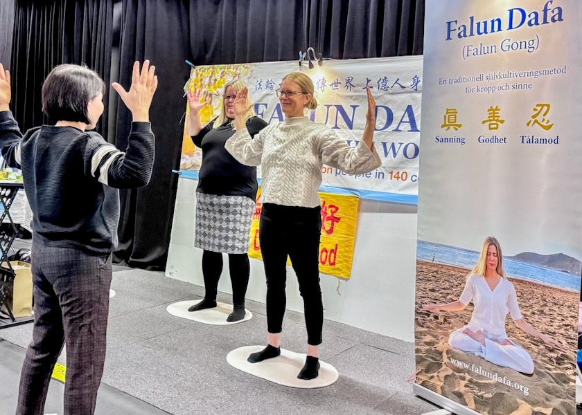 Image for article ​Apresentando o Falun Dafa em uma Feira de Saúde em Solna, Suécia