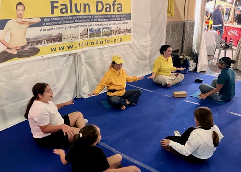Image for article Espanha: Pessoas elogiam o Falun Dafa durante evento em Maiorca