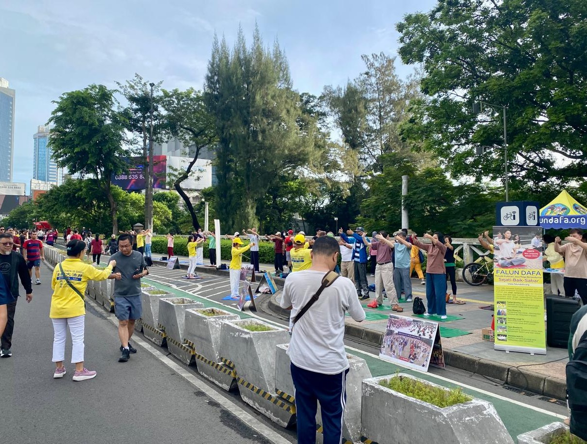Image for article Indonésia: Moradores de Jacarta aprendem sobre o Falun Dafa
