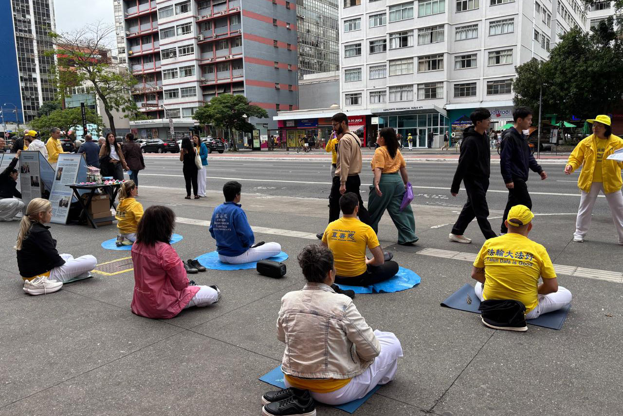 Image for article Praticantes do Falun Gong recebem elogios em evento no centro de São Paulo, Brasil