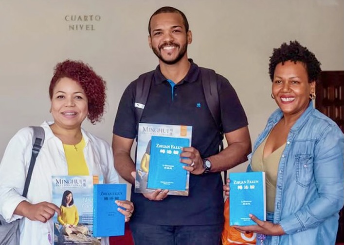 Image for article Falun Dafa inspira público de todas as idades na Feira do Livro da República Dominicana