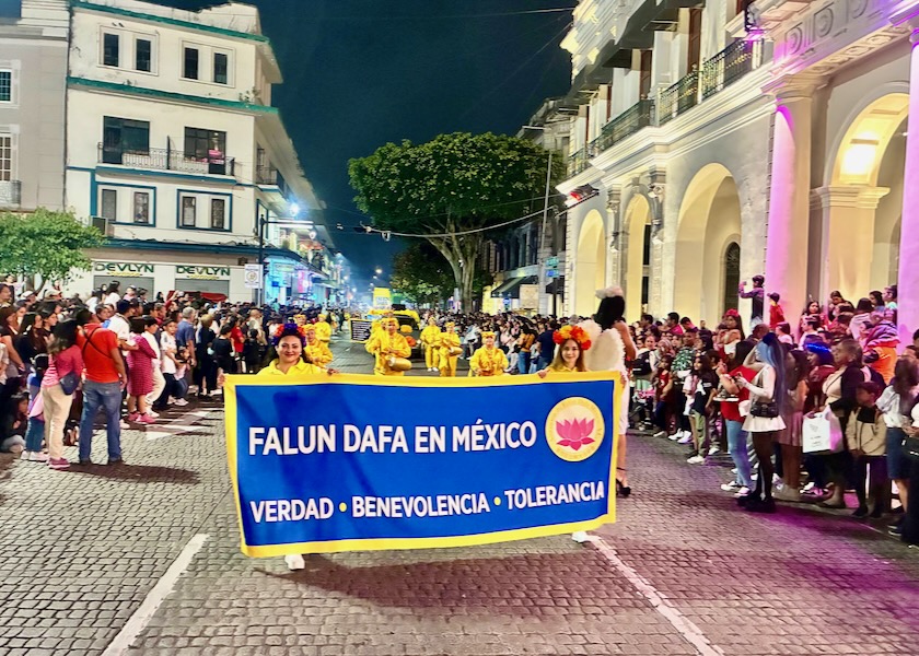 Image for article México: As pessoas elogiam o Falun Dafa durante desfile em Veracruz