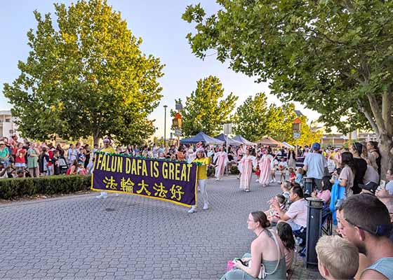 Image for article ​Austrália: Os praticantes do Falun Dafa conquistam o primeiro lugar no grupo a pé do desfile de Natal da cidade de Bunbury