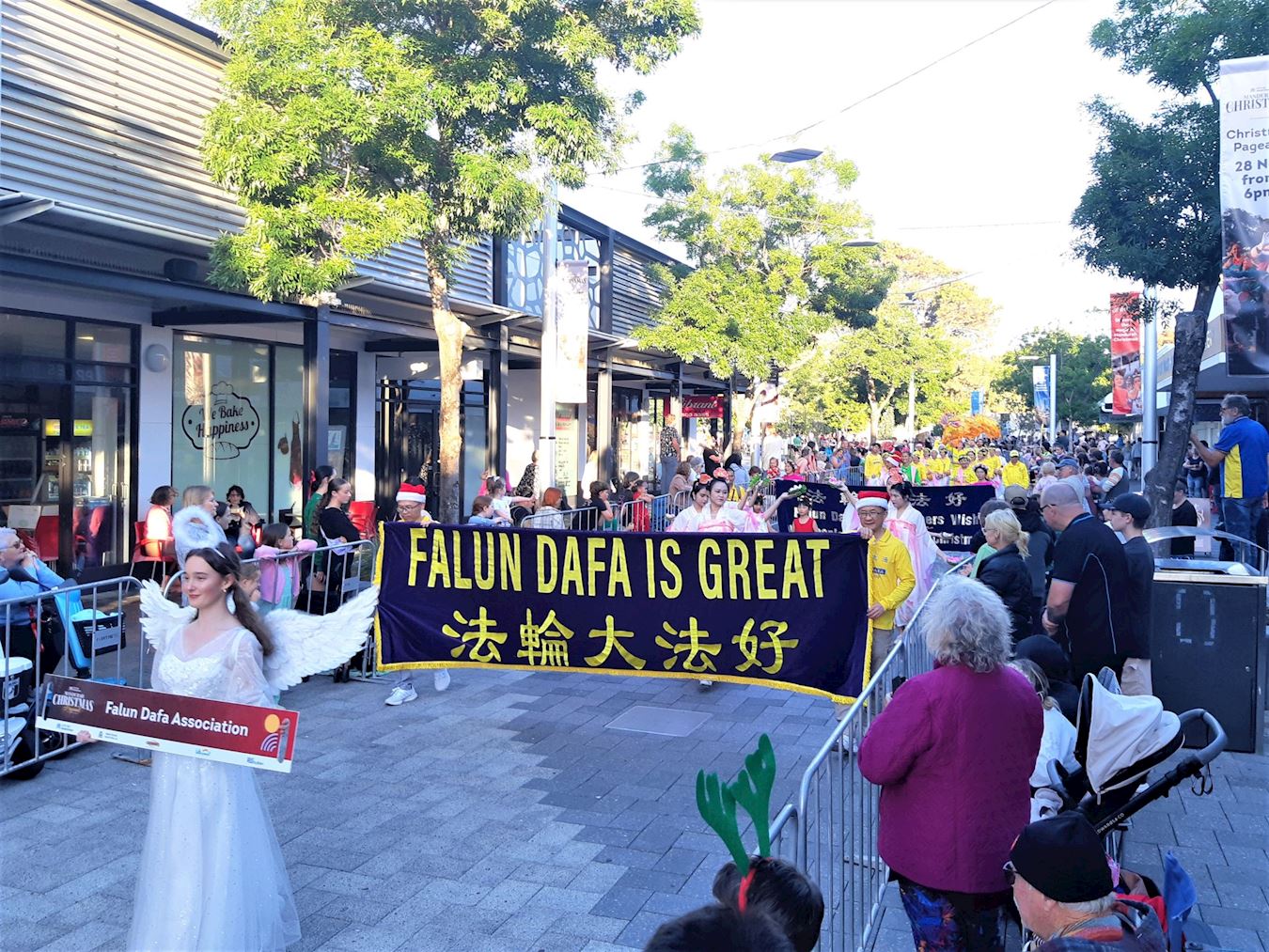 Image for article Austrália Ocidental: Espectadores elogiam apresentação dos praticantes do Falun Dafa no Desfile de Natal de Mandurah