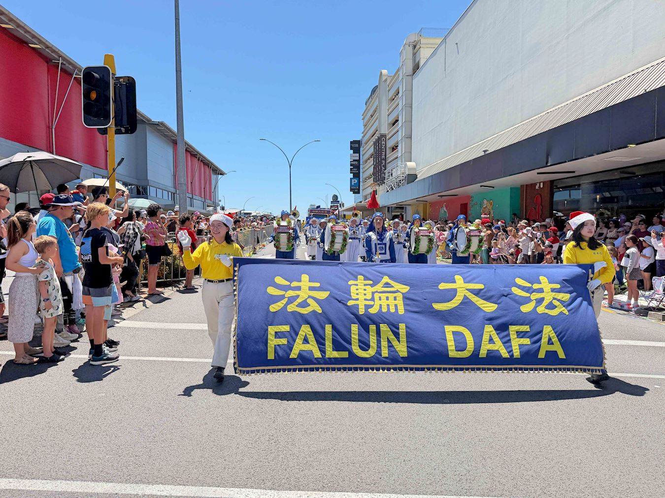 Image for article Nova Zelândia: O Falun Dafa é recebido em sete desfiles de Natal