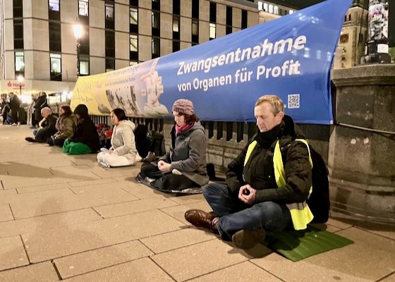 Image for article Hamburgo, Alemanha: Vigília à luz de velas no Dia dos Direitos Humanos pede o fim da perseguição ao Falun Gong