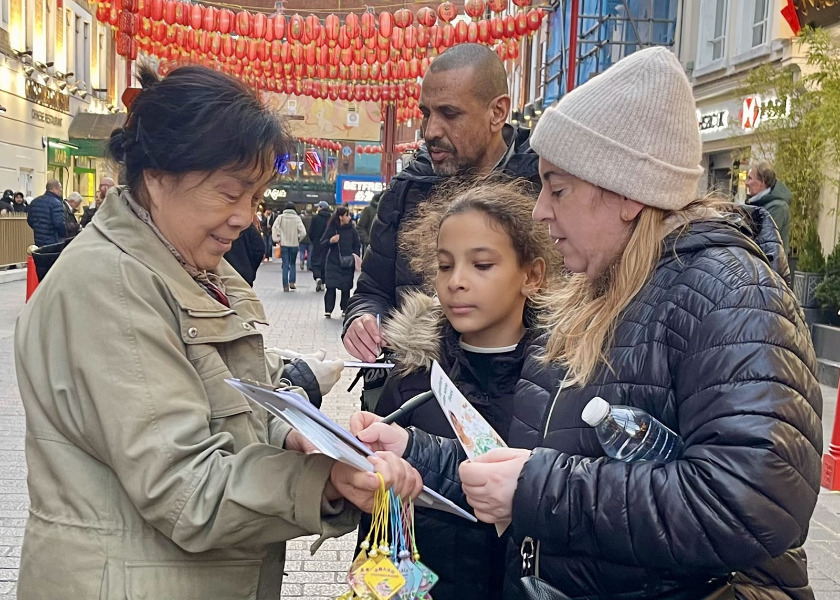 Image for article Londres, Reino Unido: Oposição pública à perseguição ao Falun Dafa