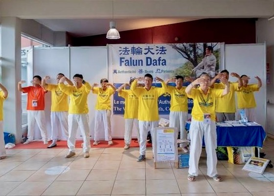 Image for article Ilha da Reunião, França: O Falun Dafa atrai atenção em exposição para idosos