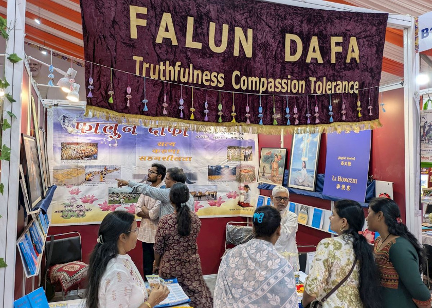Image for article Índia: Visitantes vivenciam a paz e a energia positiva do Falun Dafa no Festival do Livro de Pune