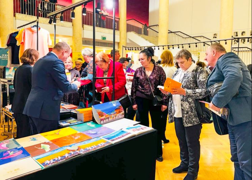 Image for article Łódź, Polônia: Grandes multidões compram o Zhuan Falun em apresentações esgotadas do Shen Yun