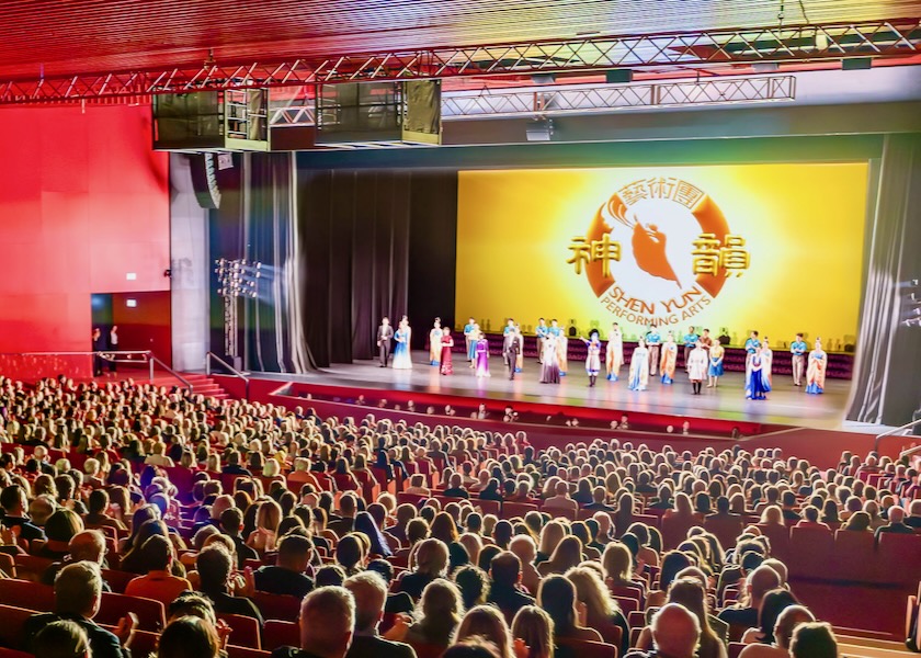 Image for article Público na Áustria, França, Itália, Suíça, Reino Unido e Estados Unidos aprecia o Shen Yun por suas bênçãos e benefícios