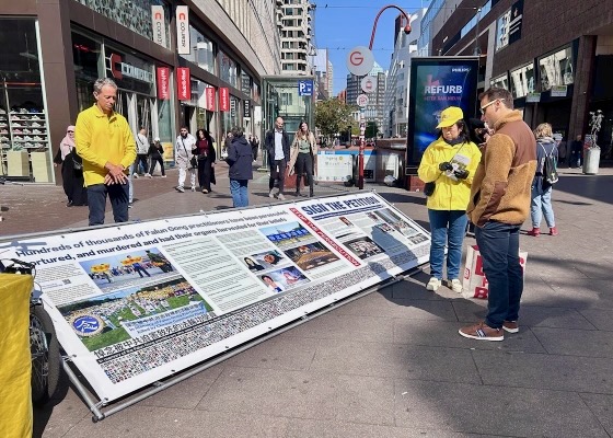 Image for article Holanda: Praticantes do Falun Dafa conscientizam sobre a perseguição