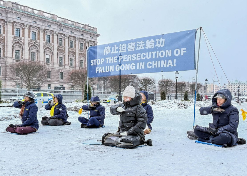 Image for article Praticantes suecos promovem a conscientização sobre a perseguição no Ano Novo