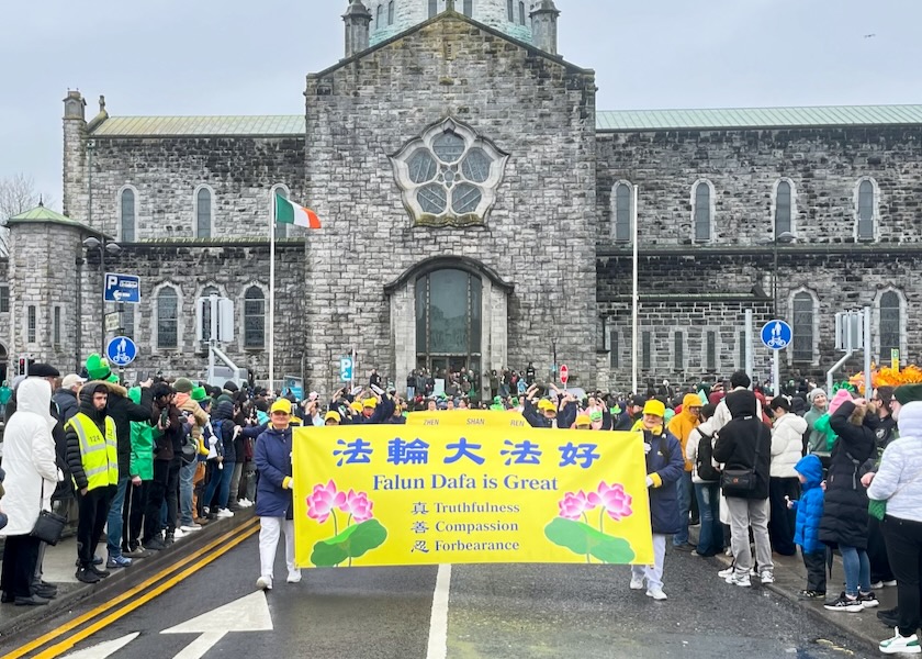Image for article Irlanda: Pessoas presentes no desfile do Dia de São Patrício em Galway concordam com os princípios orientadores do Falun Dafa