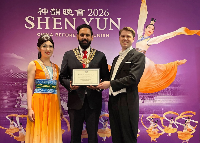 Image for article Prefeito de High Wycombe entrega certificado de reconhecimento ao Shen Yun Performing Arts