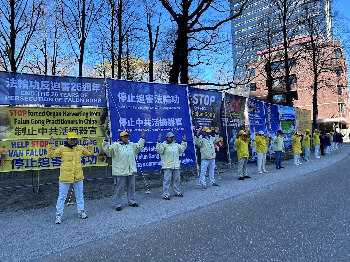 Image for article Holanda: Praticantes realizam evento em frente à Câmara dos Representantes em Haia
