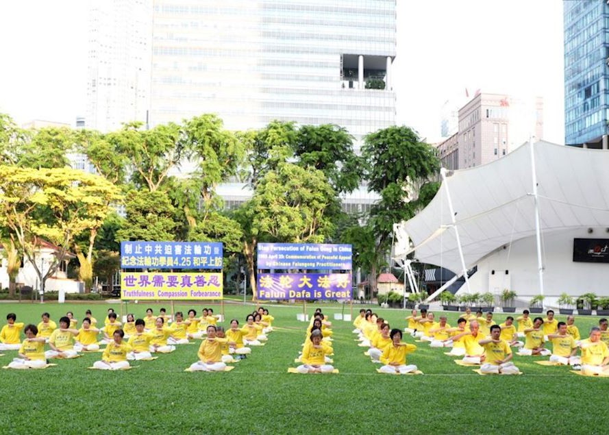 Image for article Singapura: praticantes do Falun Dafa comemoram o apelo do 25 de abril