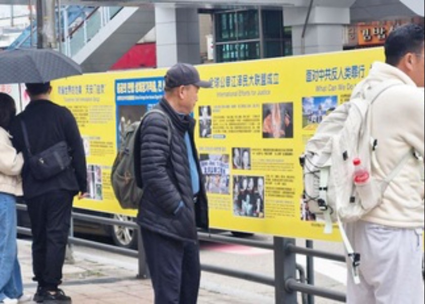 Image for article Suwon, Coreia do Sul: Ajudando turistas a aprenderem sobre o Falun Gong