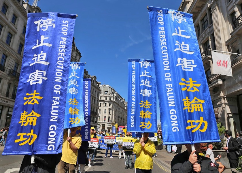 Image for article Londres, Reino Unido: Desfile marca o 27º aniversário do apelo pacífico em Pequim