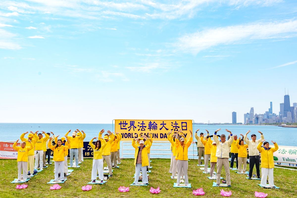 Image for article Chicago: Verdade, Compaixão e Tolerância ressoam com os transeuntes na celebração do Dia do Falun Dafa