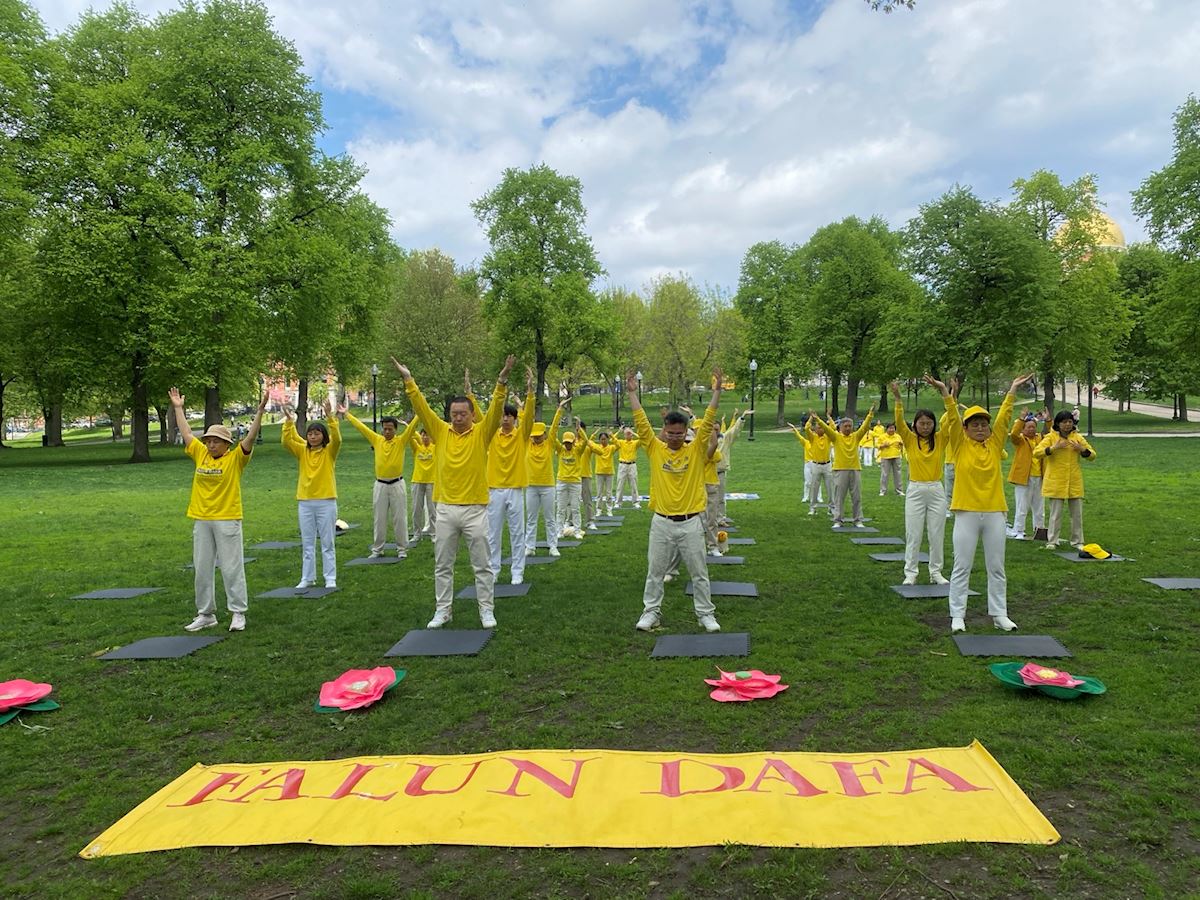 Image for article Ambiente tranquilo enquanto praticantes do Falun Dafa em Boston celebram o Dia Mundial do Falun Dafa