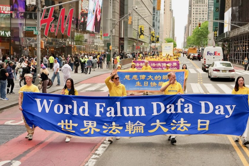 Image for article Manhattan, Nova York: Pessoas elogiam o Grande desfile e os princípios orientadores do Falun Dafa: Verdade, Compaixão e Tolerância