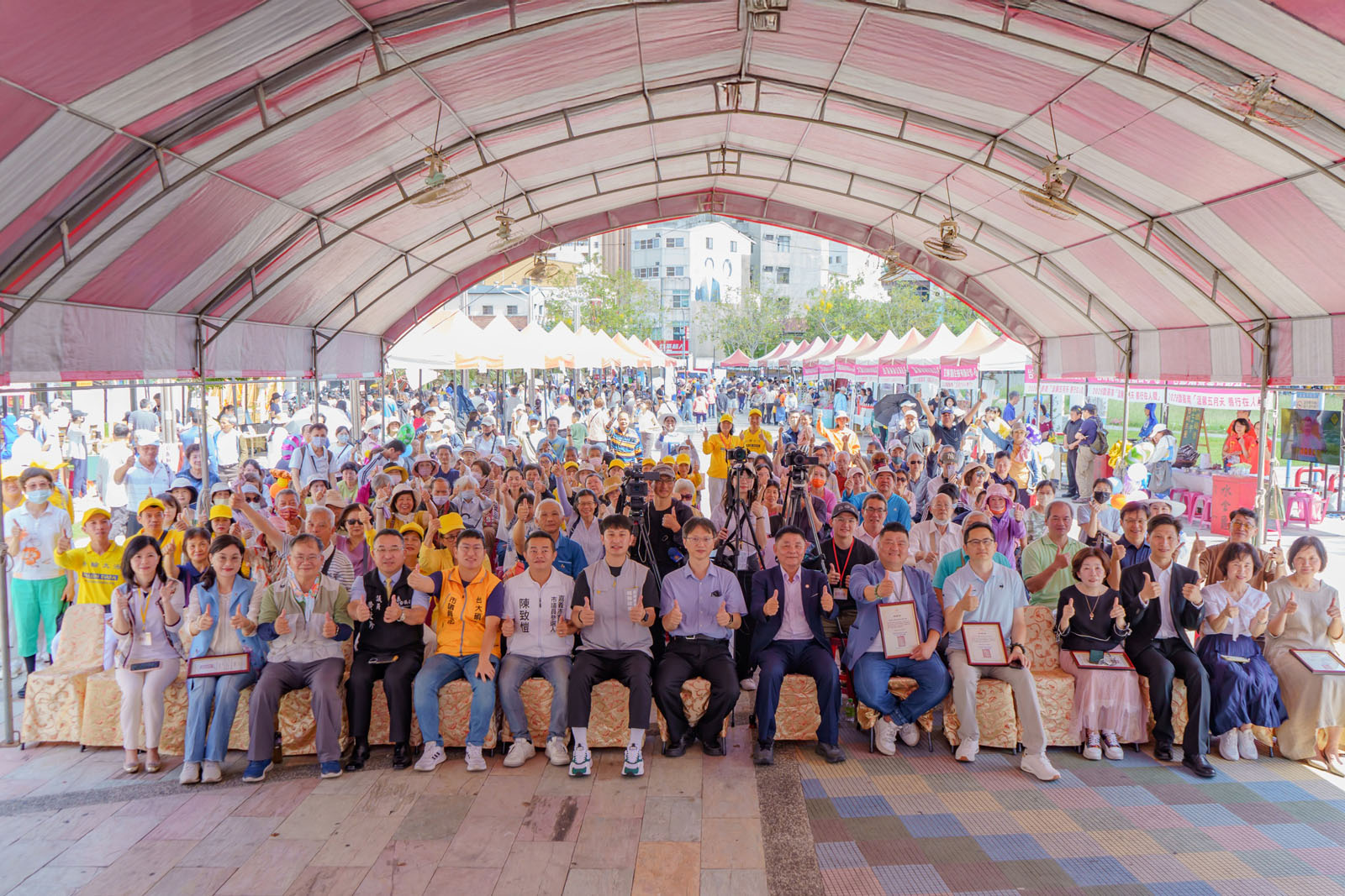Image for article Autoridades governamentais agradecem ao Falun Dafa durante eventos do Dia do Falun Dafa no sudoeste de Taiwan